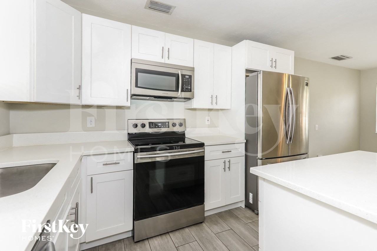 327 Azalea St - Photo 5 of 15