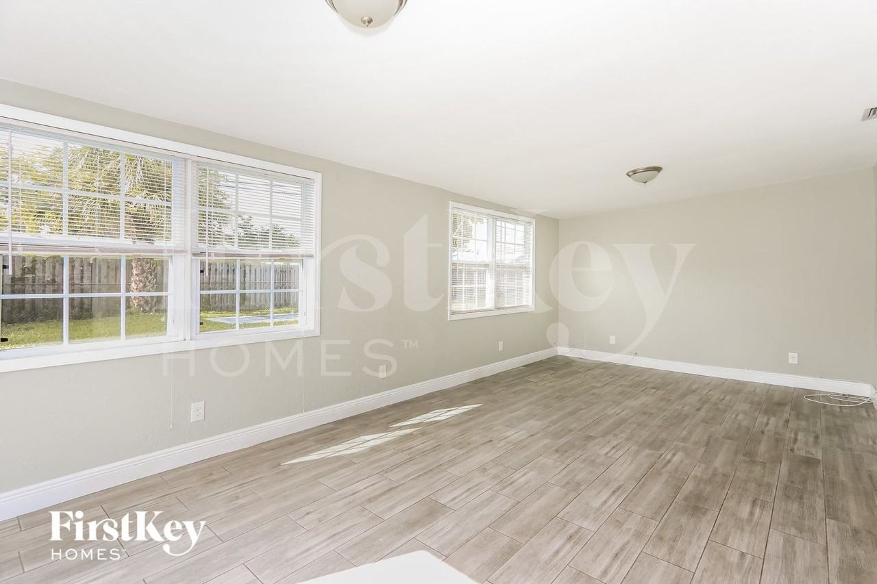 327 Azalea St - Photo 6 of 15