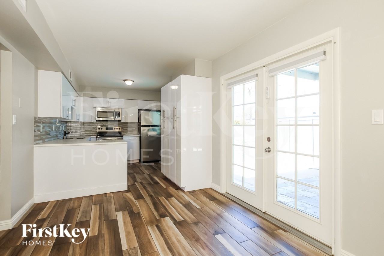 1812 W Morten Ave - Photo 4 of 16