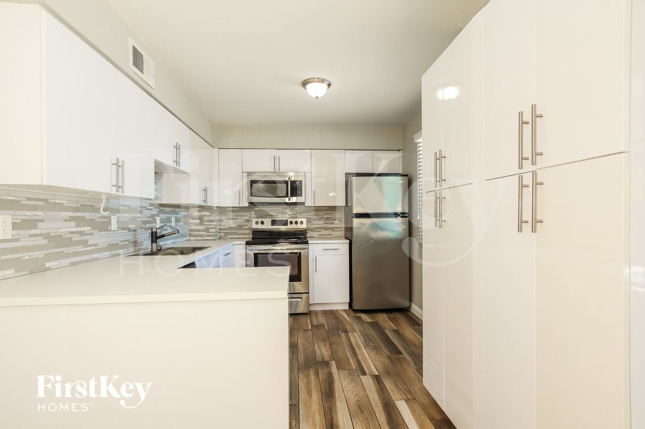 1812 W Morten Ave - Photo 5 of 16