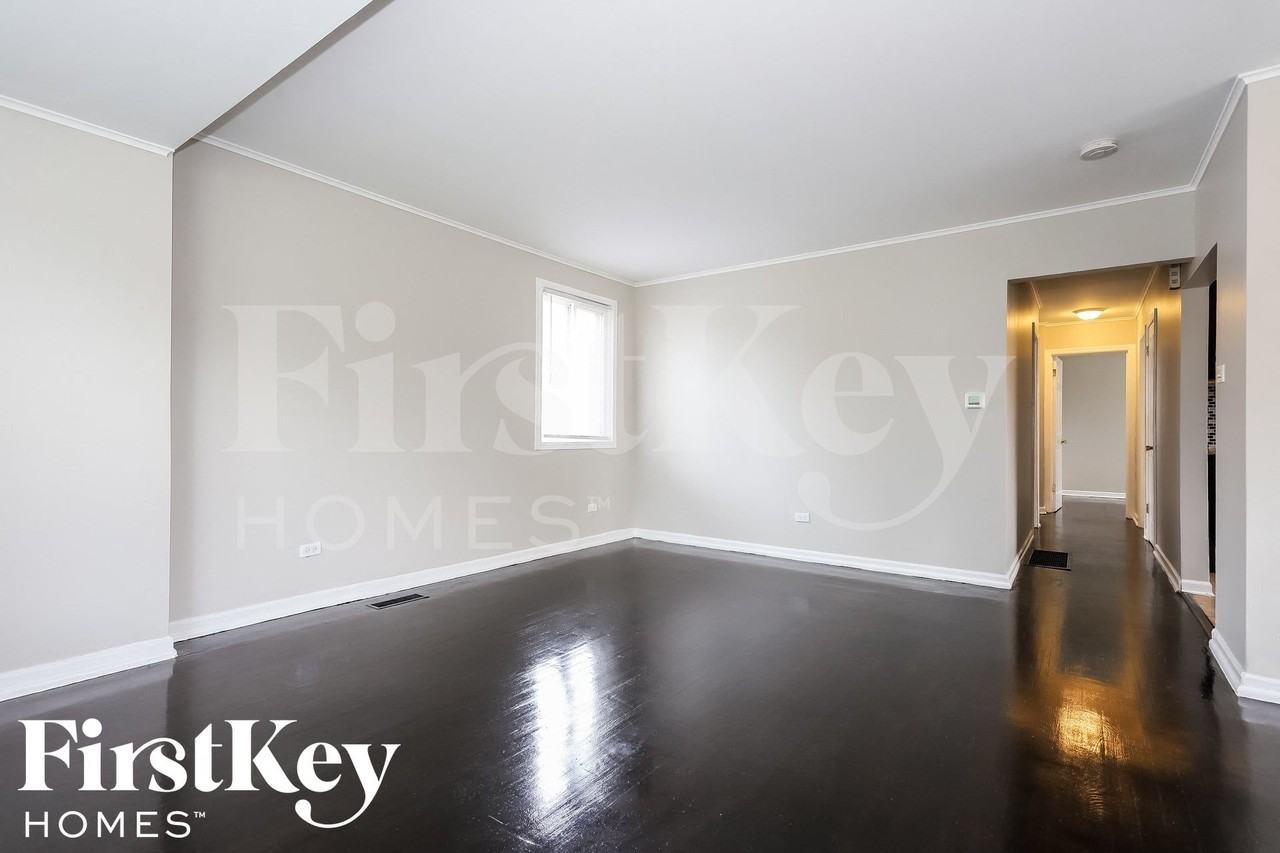 14347 Woodlawn Ave - Photo 2 of 15