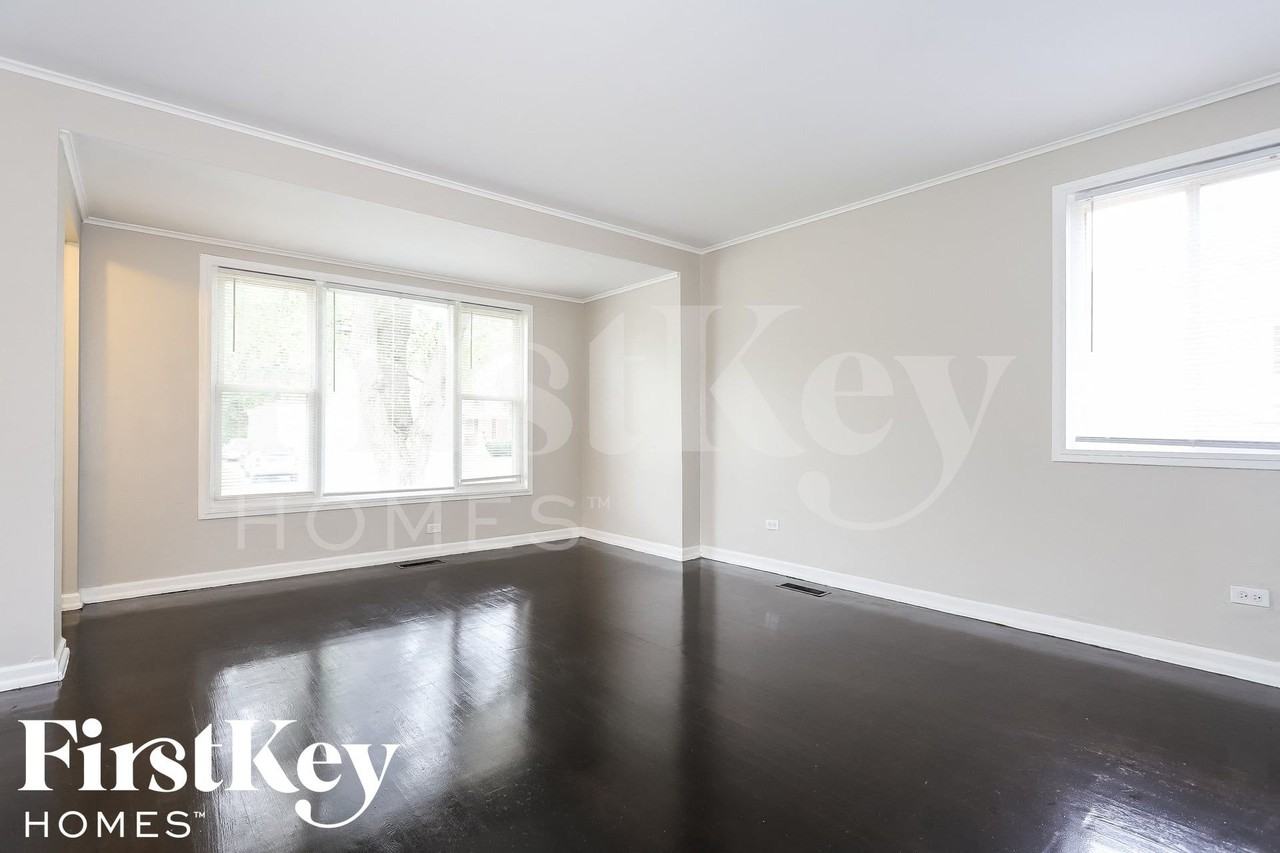 14347 Woodlawn Ave - Photo 3 of 15