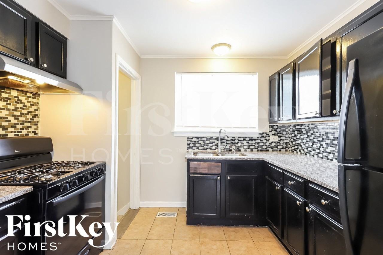 14347 Woodlawn Ave - Photo 4 of 15
