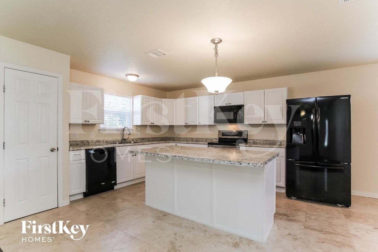 1011 Fairbanks Dr - Photo 4 of 16