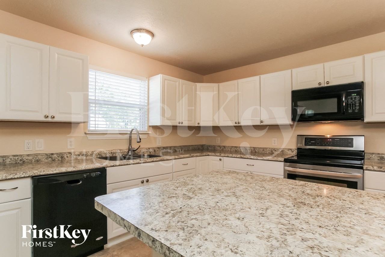 1011 Fairbanks Dr - Photo 5 of 16