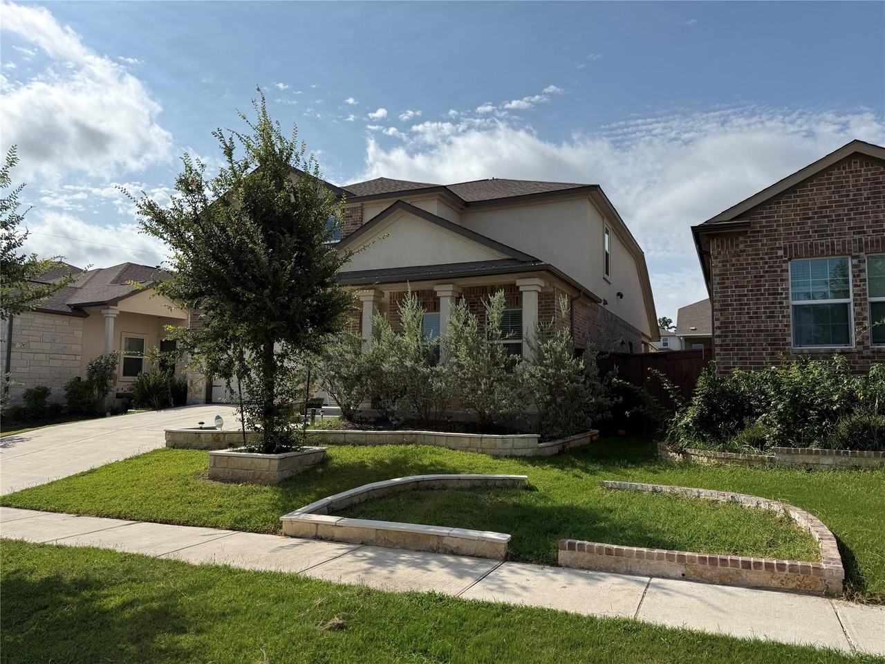 1008 Bluewood Bnd - Photo 2 of 13