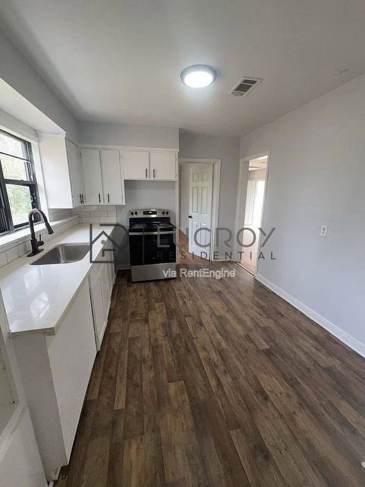320 Lawrence Rd - Photo 4 of 10
