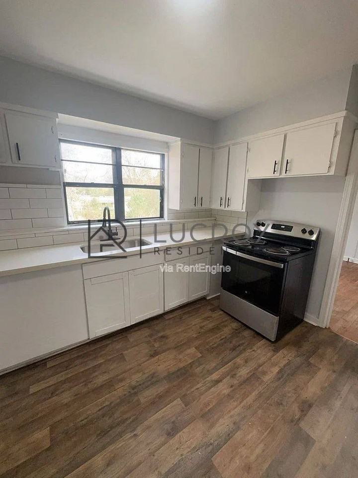 320 Lawrence Rd - Photo 5 of 10