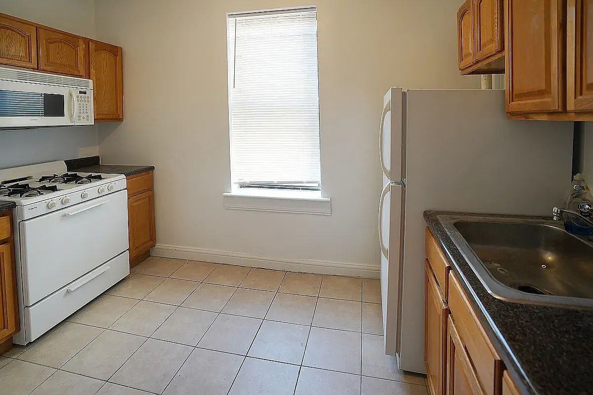 1874 Pelham Pkwy S - Photo 4 of 4
