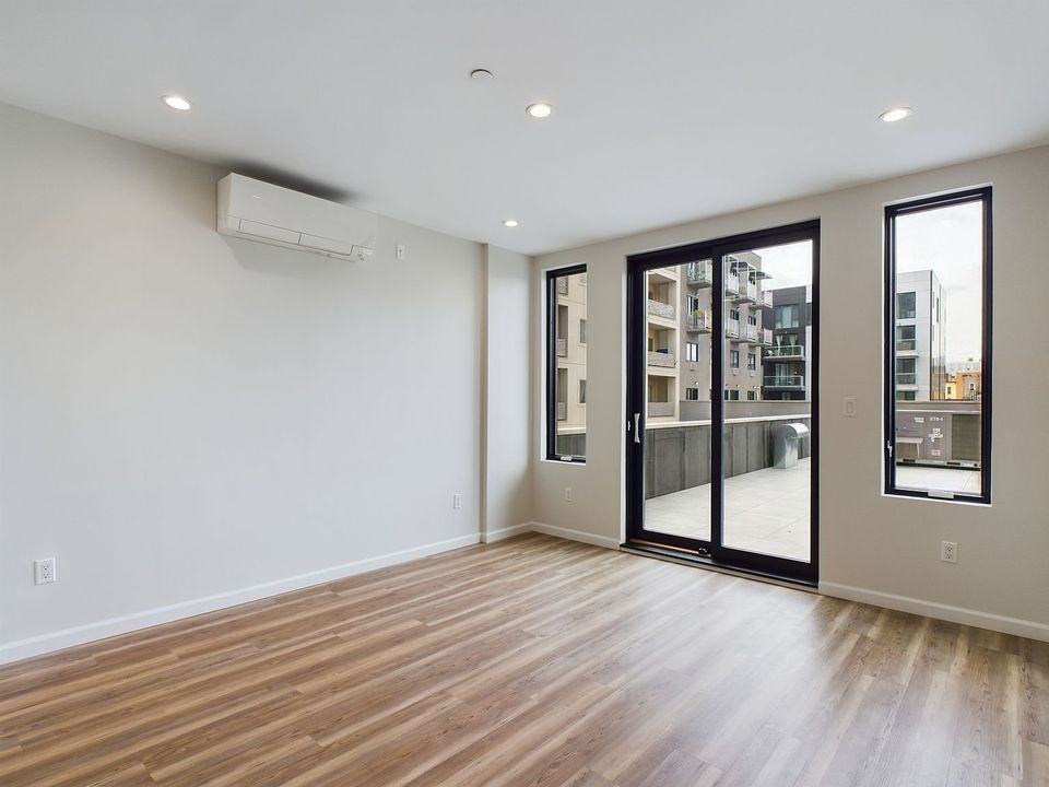 3505 72nd St - Photo 5 of 7