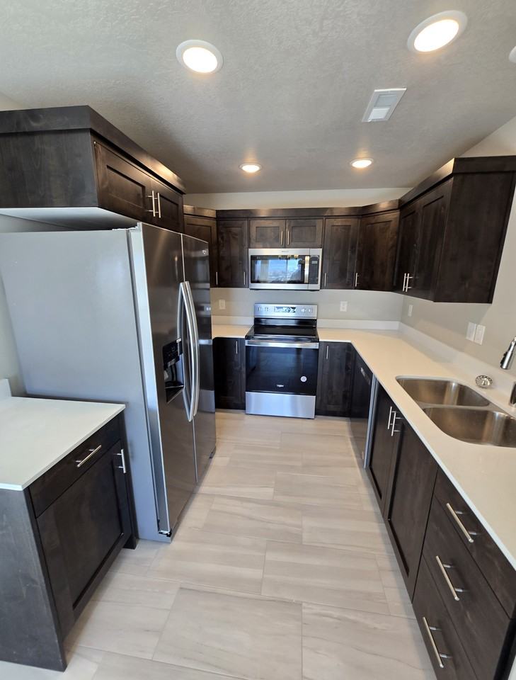 880 N Sapphire St - Photo 2 of 12
