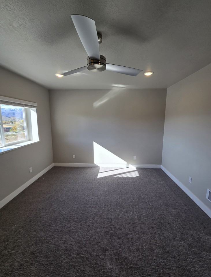 880 N Sapphire St - Photo 4 of 12