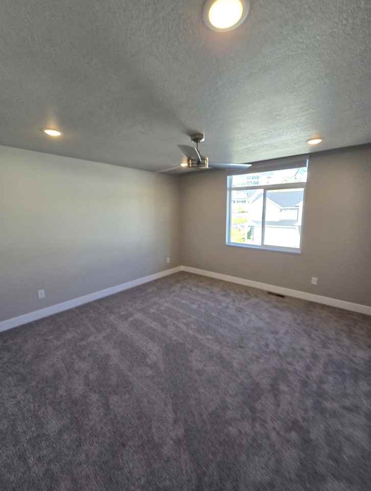 880 N Sapphire St - Photo 5 of 12