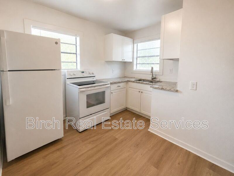 1725 Preston St S #B - Photo 4 of 16