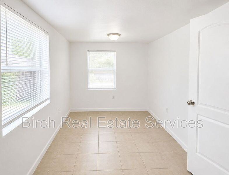 1725 Preston St S #B - Photo 5 of 16