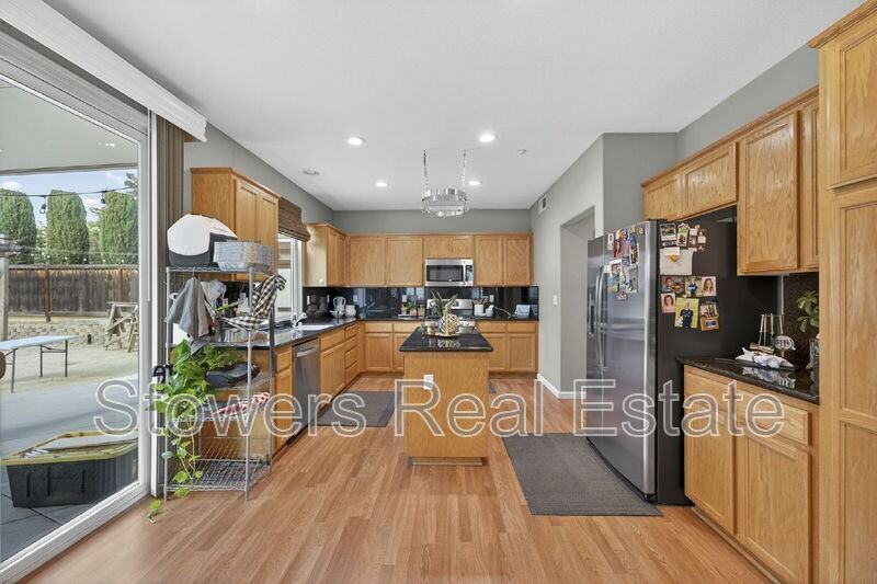 729 Copperfield Ct - Photo 3 of 50