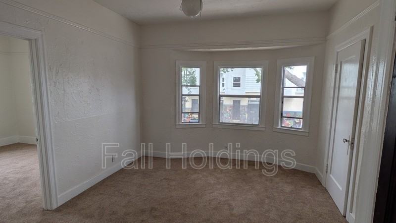 1438 Alcatraz Ave #B - Photo 4 of 7