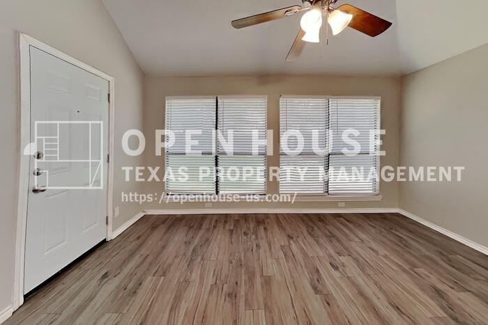546 Newberry St - Photo 5 of 20