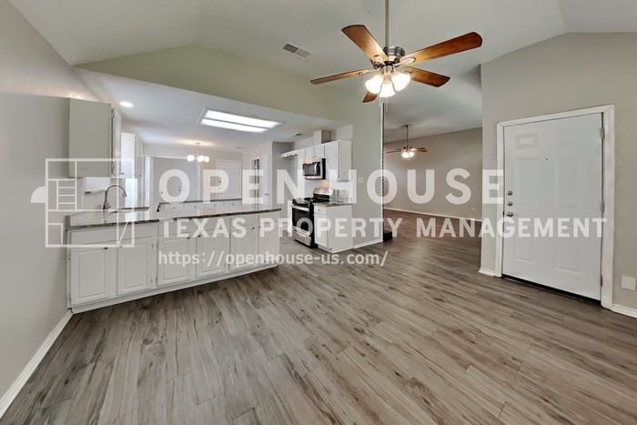 546 Newberry St - Photo 6 of 20