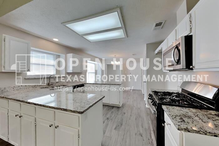 546 Newberry St - Photo 7 of 20