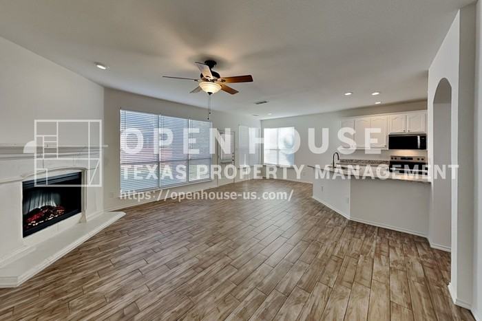 828 Pebblecreek Dr - Photo 4 of 37