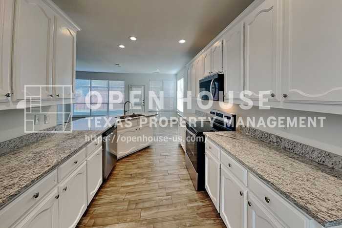 828 Pebblecreek Dr - Photo 5 of 37