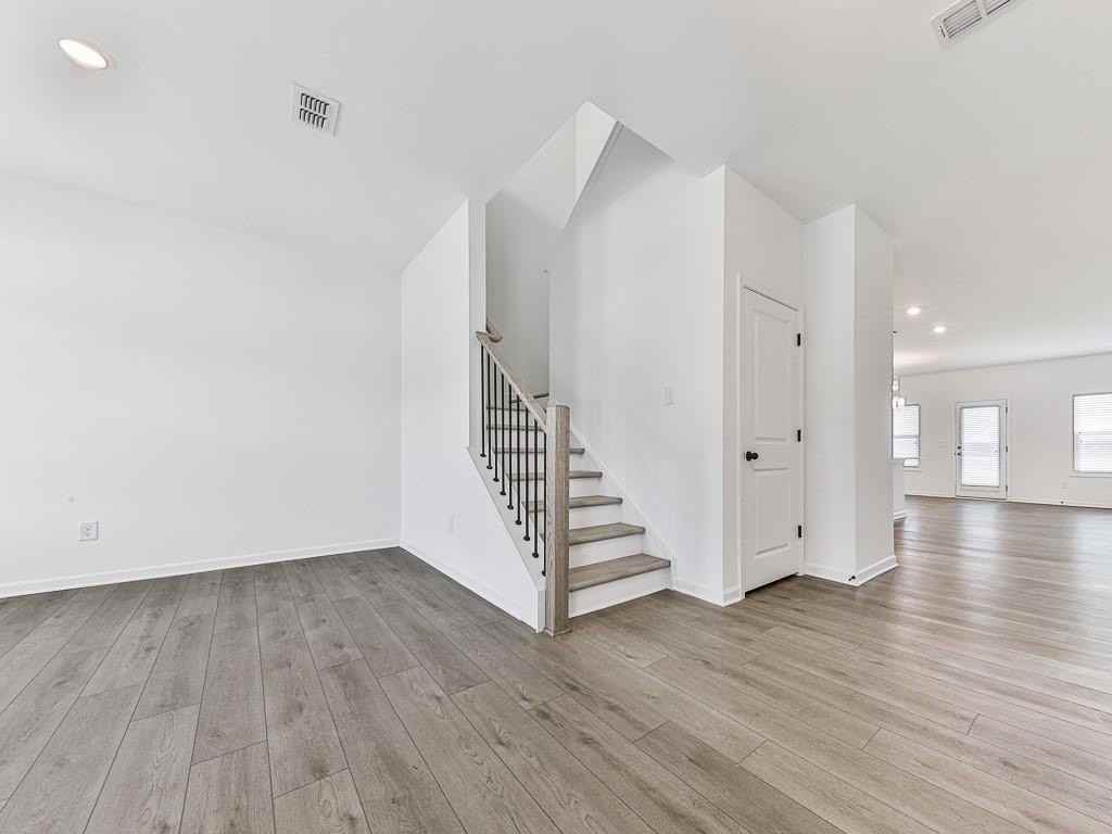 611 Elwick Ln - Photo 3 of 48
