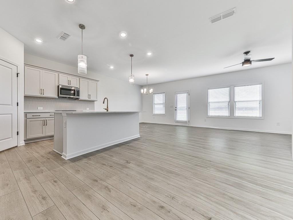 611 Elwick Ln - Photo 4 of 48