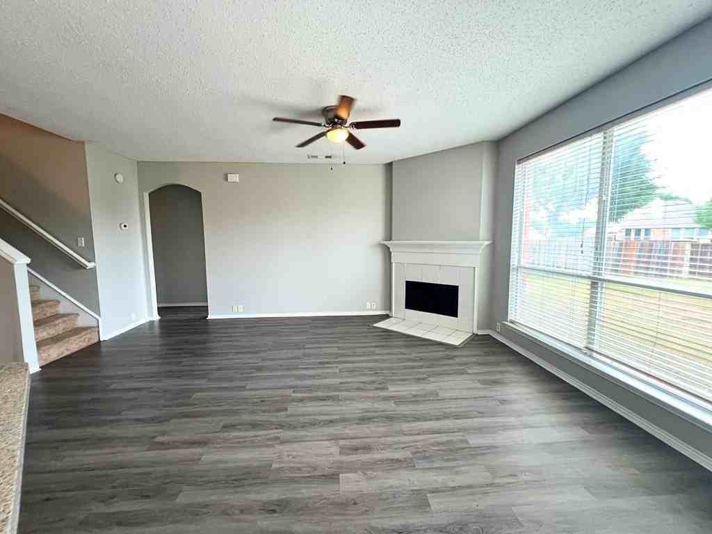 2805 Crater Lake Ln - Photo 2 of 21