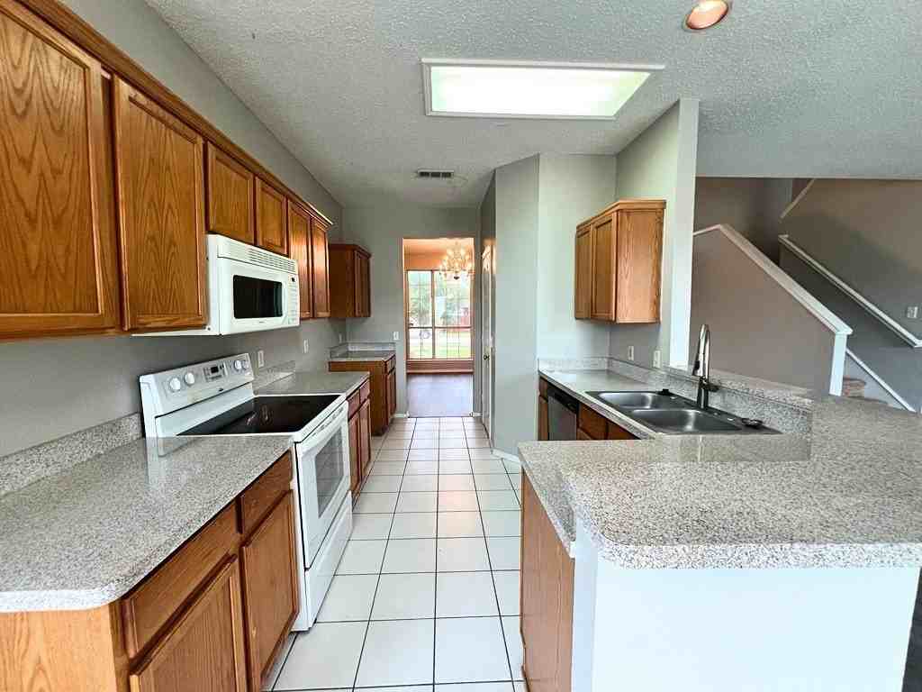 2805 Crater Lake Ln - Photo 5 of 21