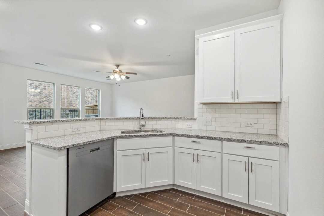 6416 Burbank Way - Photo 5 of 34