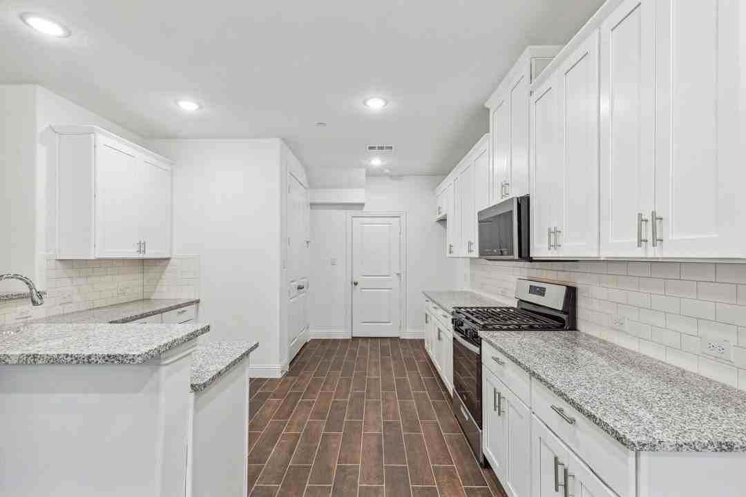 6416 Burbank Way - Photo 6 of 34