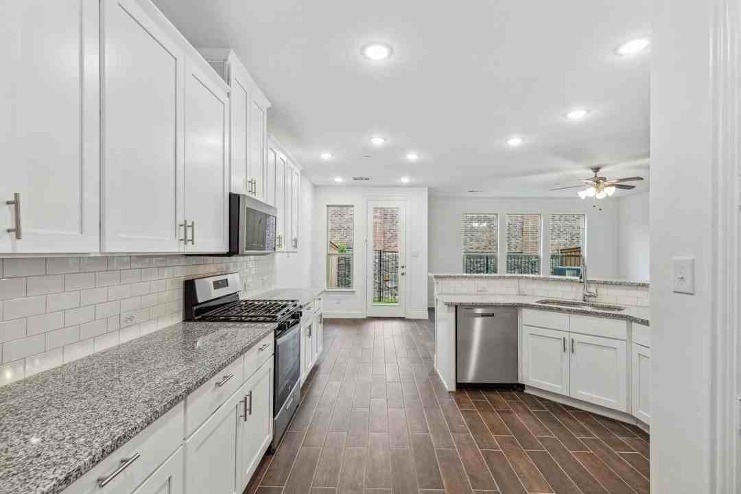 6416 Burbank Way - Photo 7 of 34
