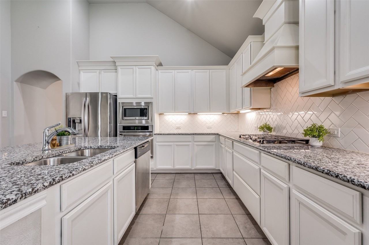 925 Lake Cypress Ln - Photo 2 of 27