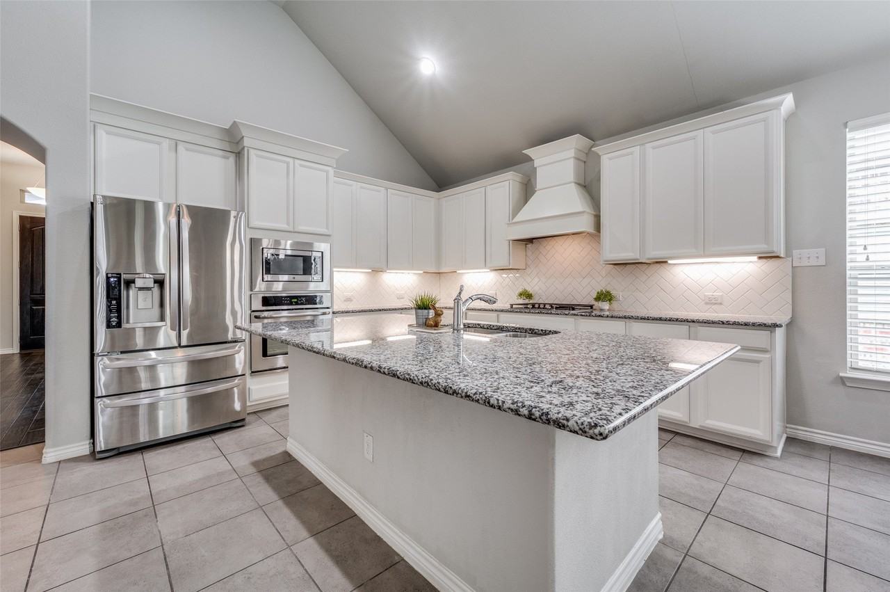 925 Lake Cypress Ln - Photo 3 of 27