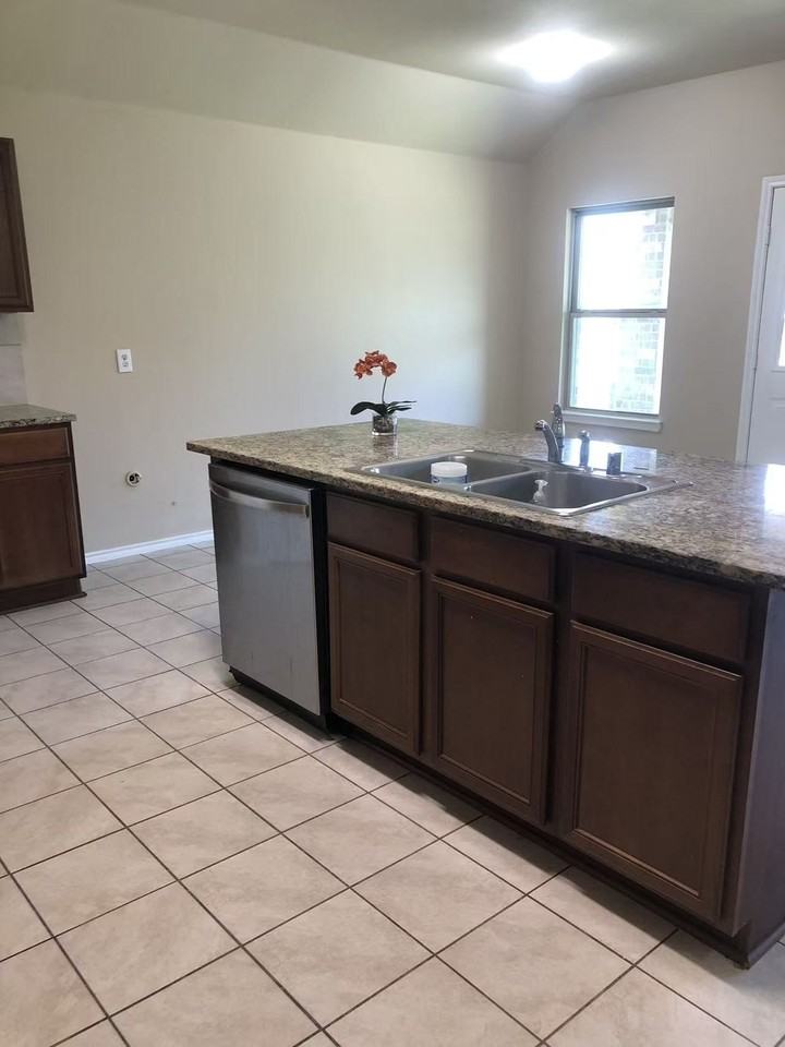 2760 Tanner St - Photo 4 of 18