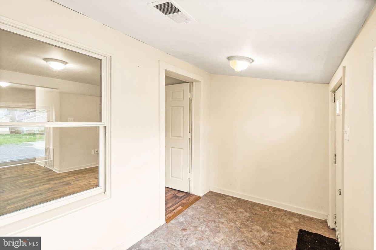 439 West Ln - Photo 4 of 18
