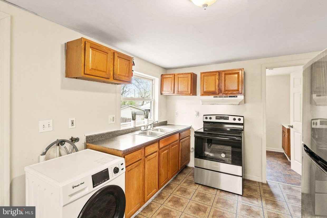 439 West Ln - Photo 7 of 18
