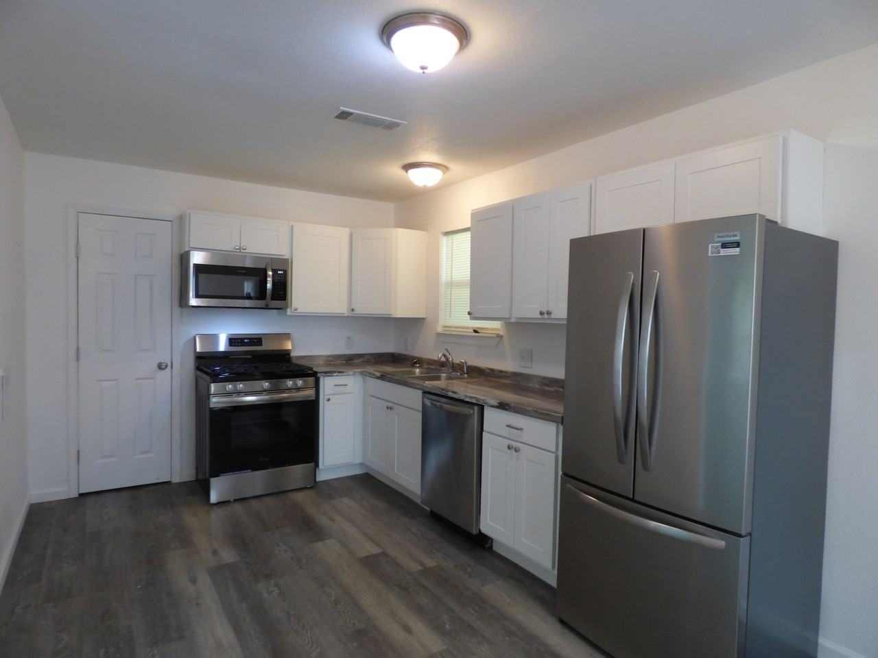811 Texas Ave - Photo 2 of 11