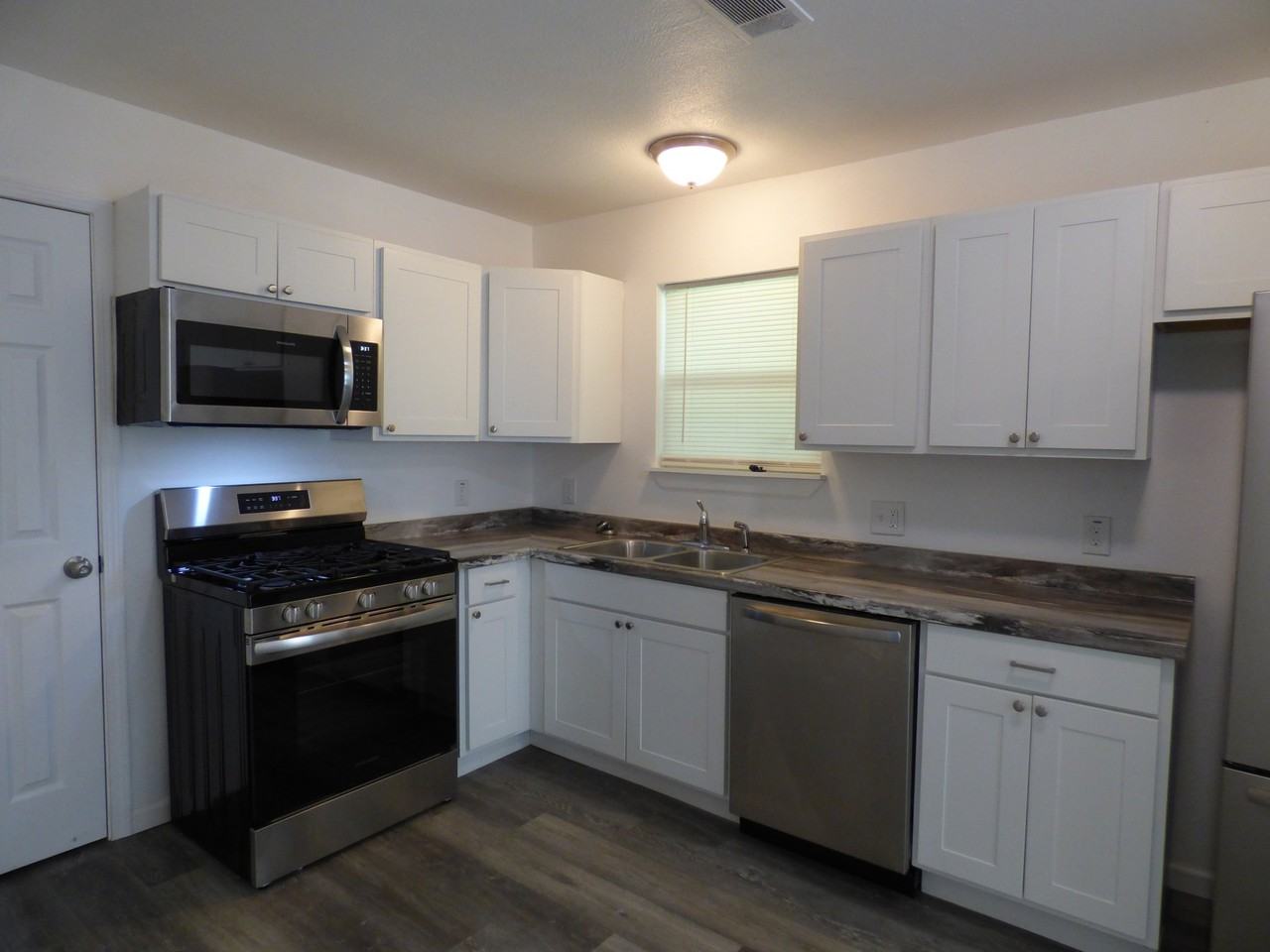 811 Texas Ave - Photo 3 of 11