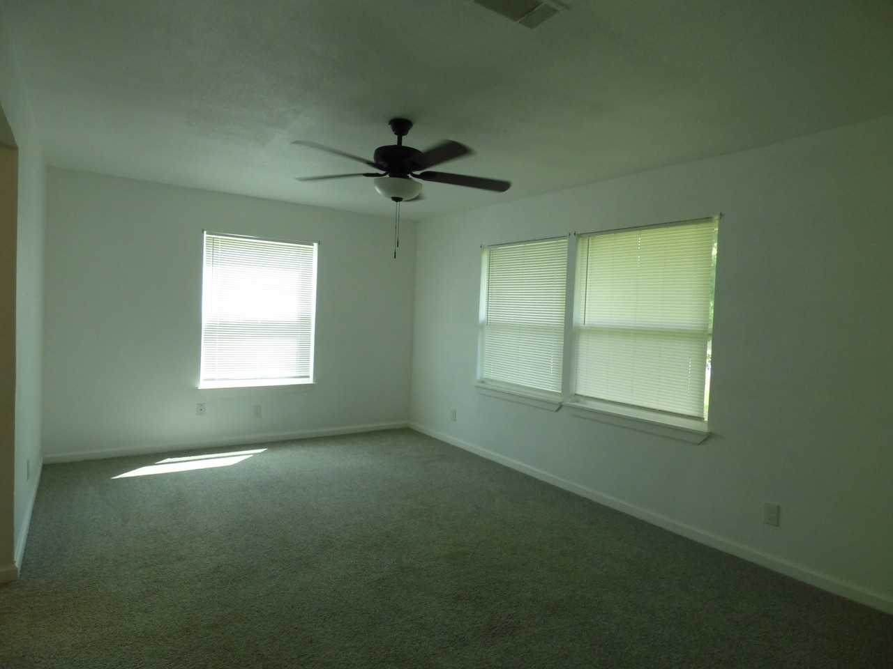 811 Texas Ave - Photo 4 of 11