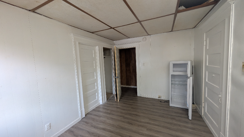1235 32nd St - Photo 2 of 4