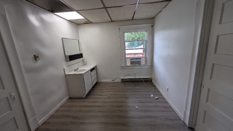 1235 32nd St - Photo 4 of 4
