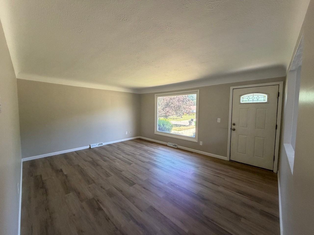 5556 Andover Blvd - Photo 2 of 8