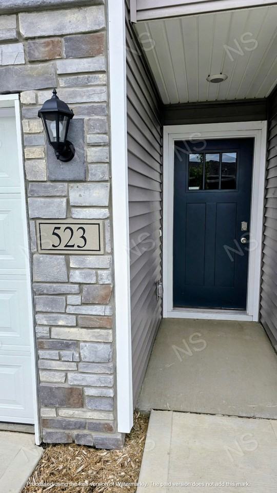 523 Kinley Dr - Photo 3 of 20