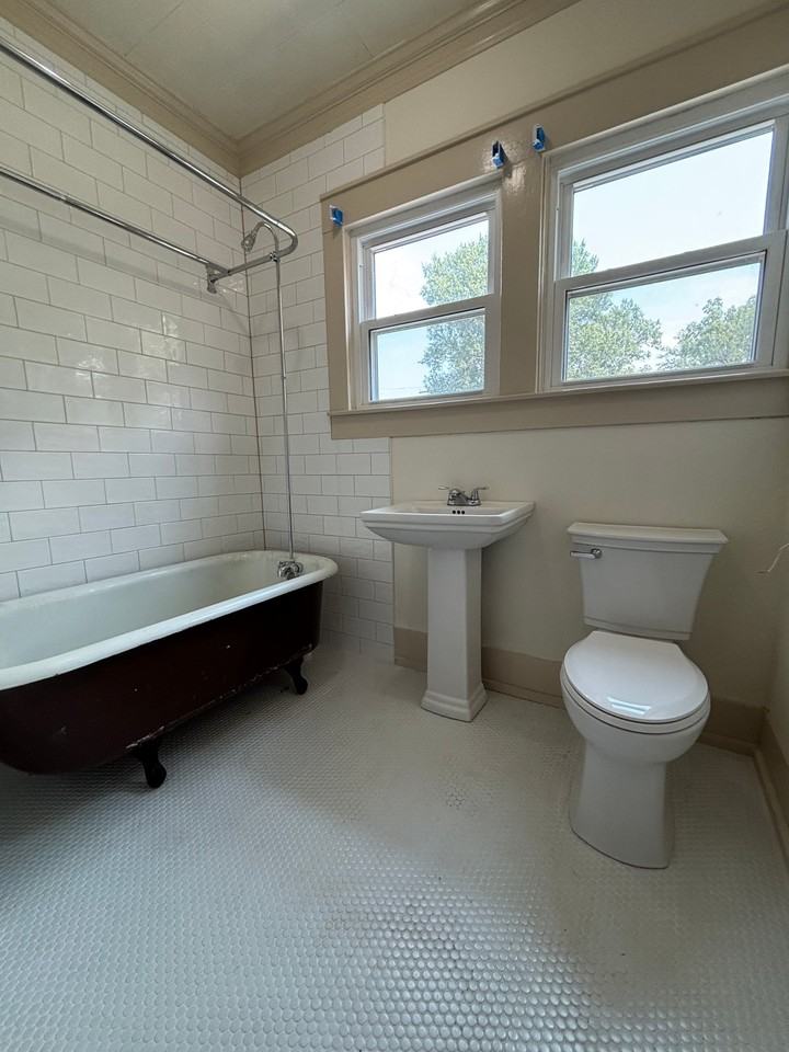 2402 Monroe St #3 - Photo 6 of 20