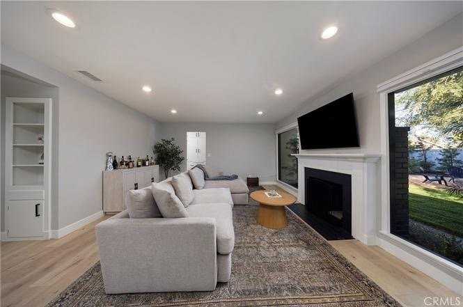 1012 E 46th St - Photo 2 of 30