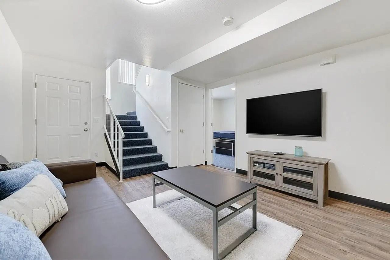 435 Beverly St - Photo 2 of 5