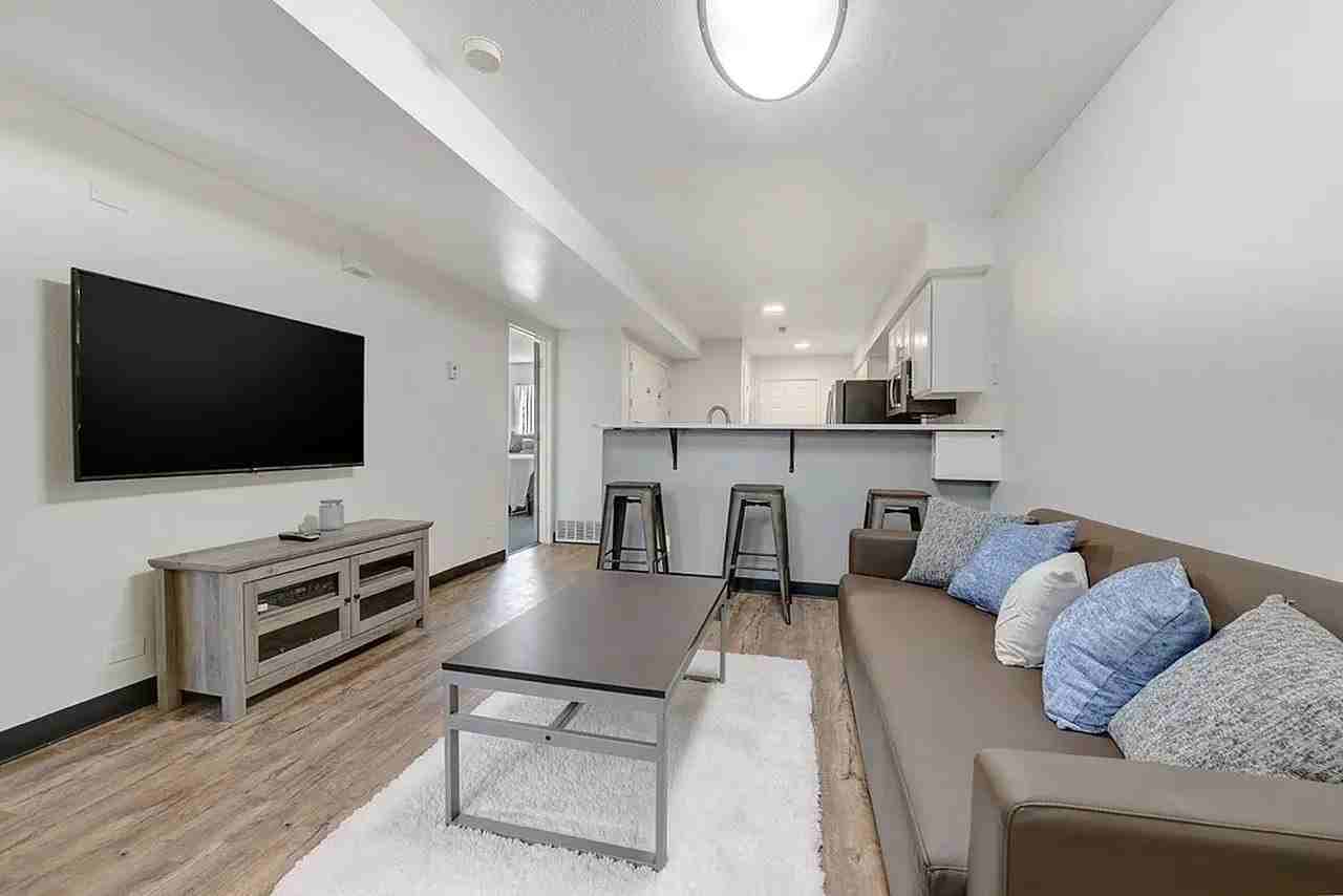 435 Beverly St - Photo 3 of 5
