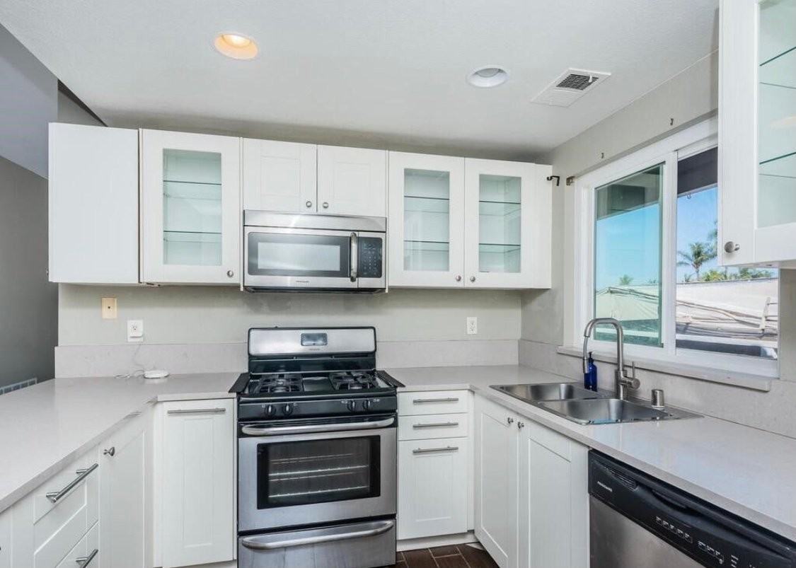 1370 Palomar Pl - Photo 2 of 10